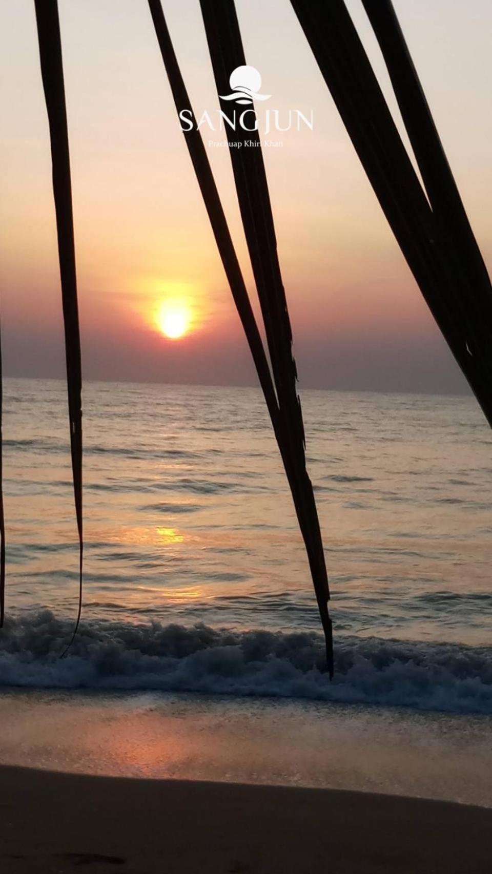 Sangjun On Beach Resort Bang Saphan Exterior photo
