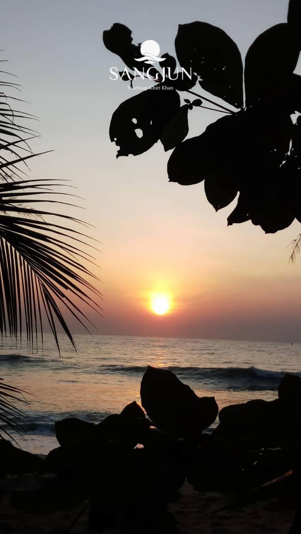 Sangjun On Beach Resort Bang Saphan Exterior photo