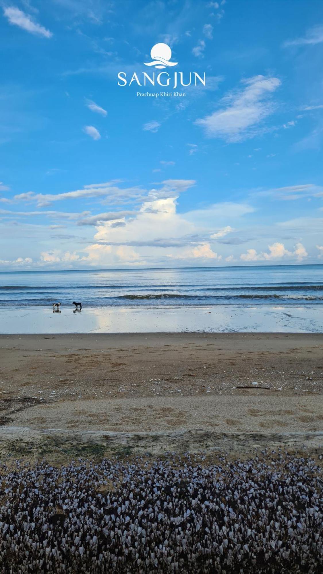 Sangjun On Beach Resort Bang Saphan Exterior photo