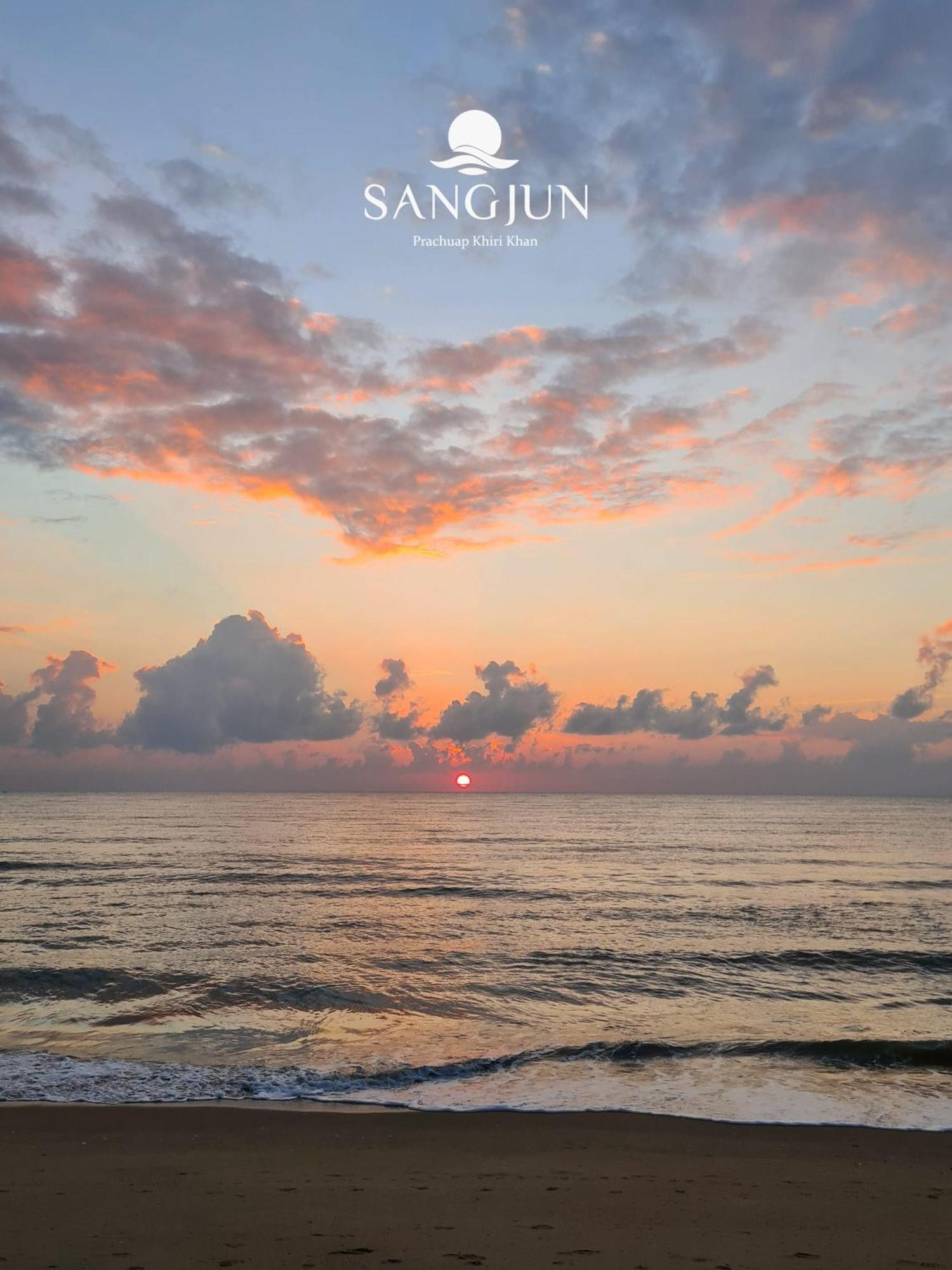 Sangjun On Beach Resort Bang Saphan Exterior photo