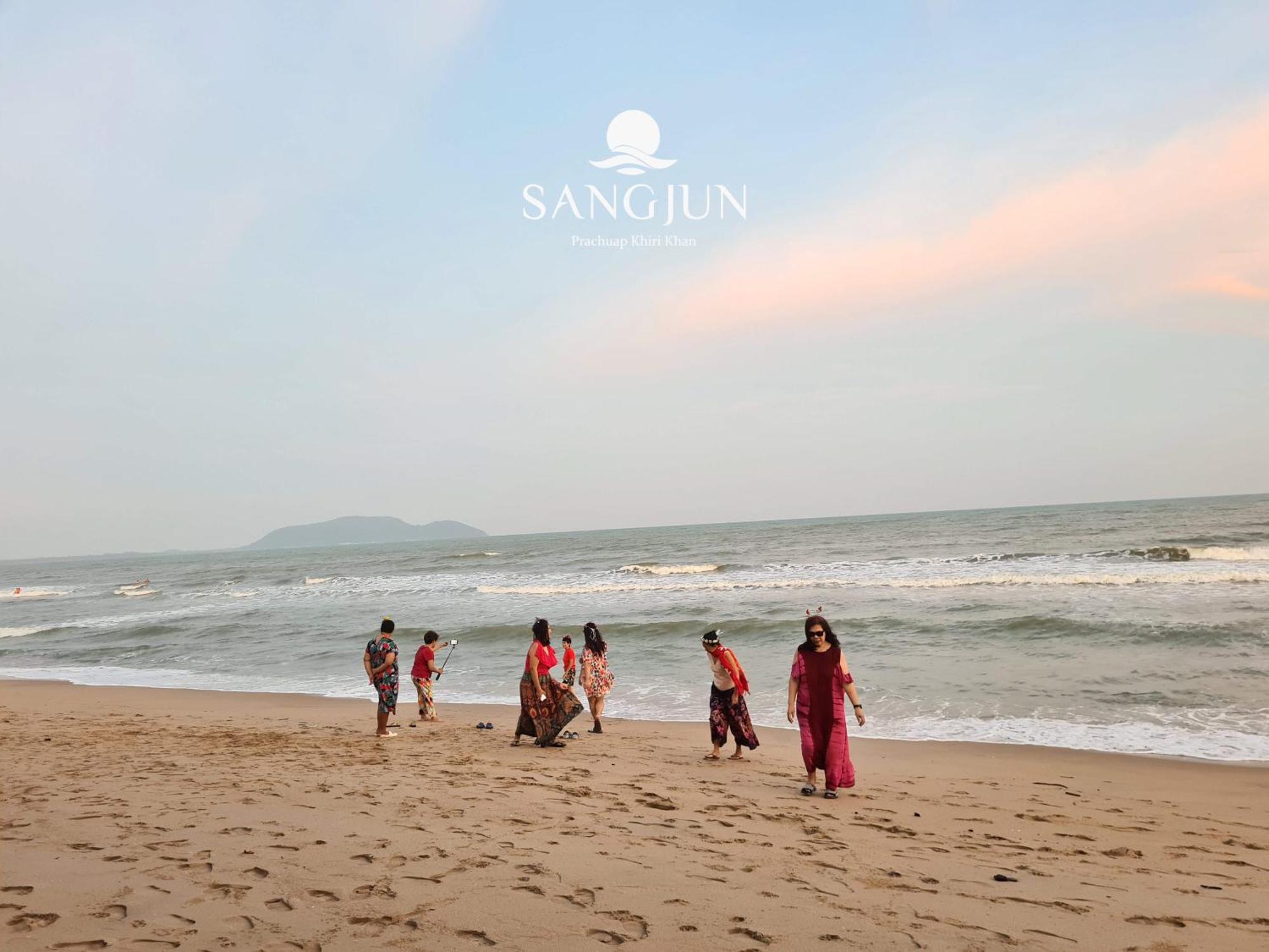 Sangjun On Beach Resort Bang Saphan Exterior photo