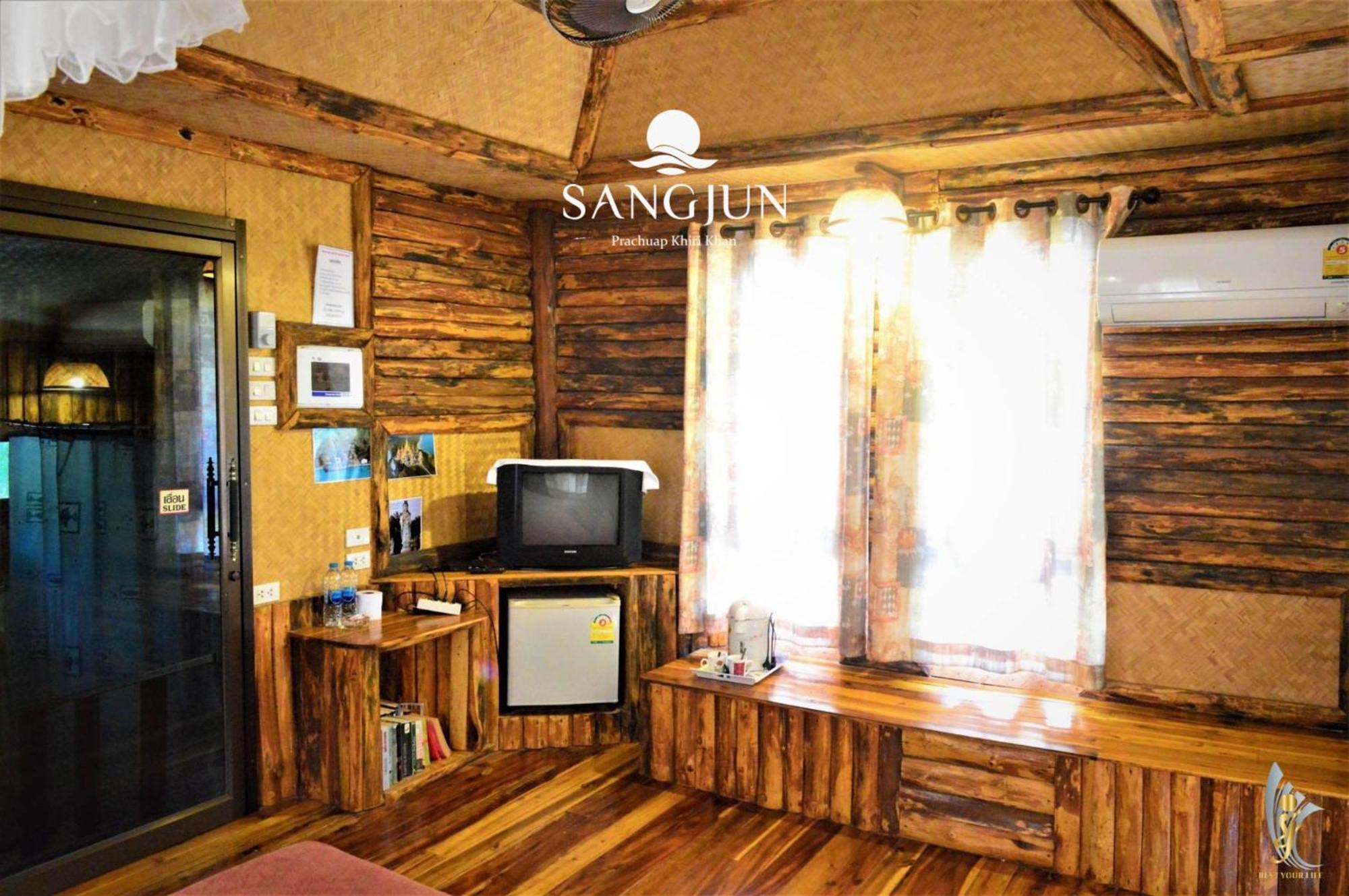 Sangjun On Beach Resort Bang Saphan Exterior photo