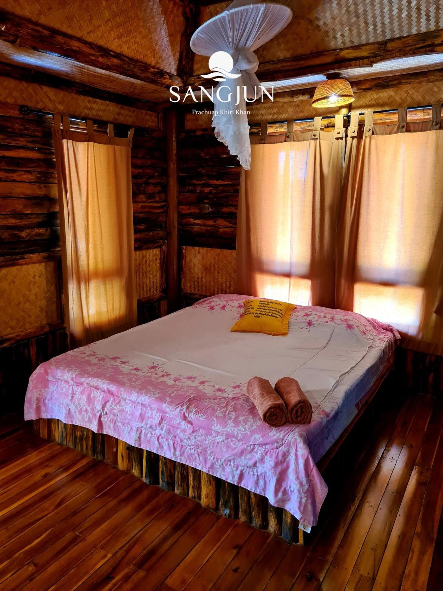 Sangjun On Beach Resort Bang Saphan Exterior photo