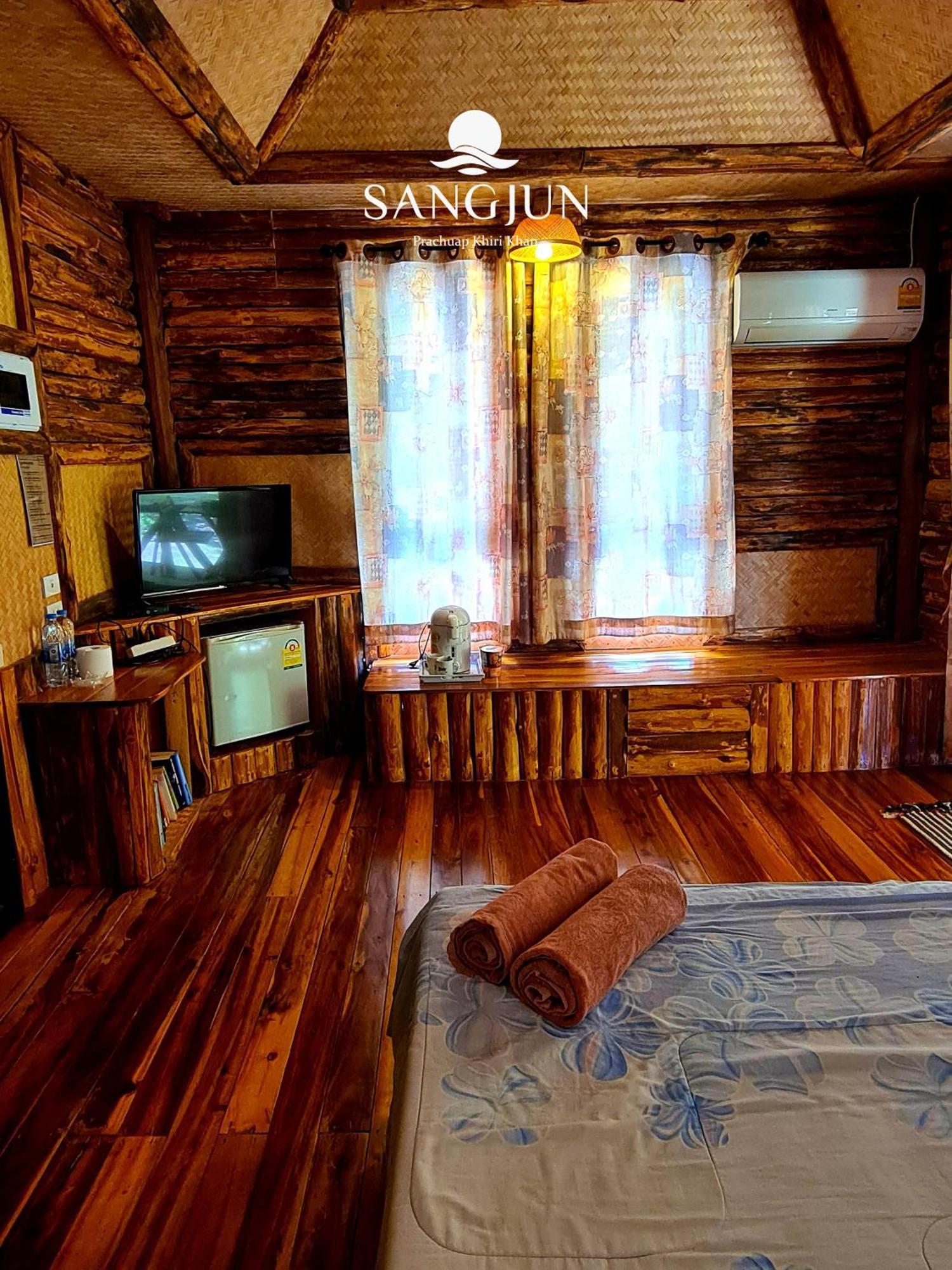 Sangjun On Beach Resort Bang Saphan Exterior photo