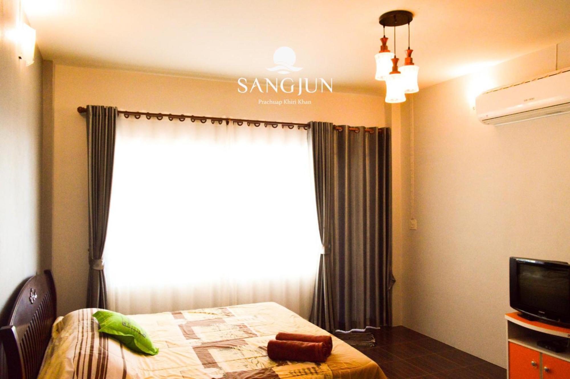 Sangjun On Beach Resort Bang Saphan Exterior photo