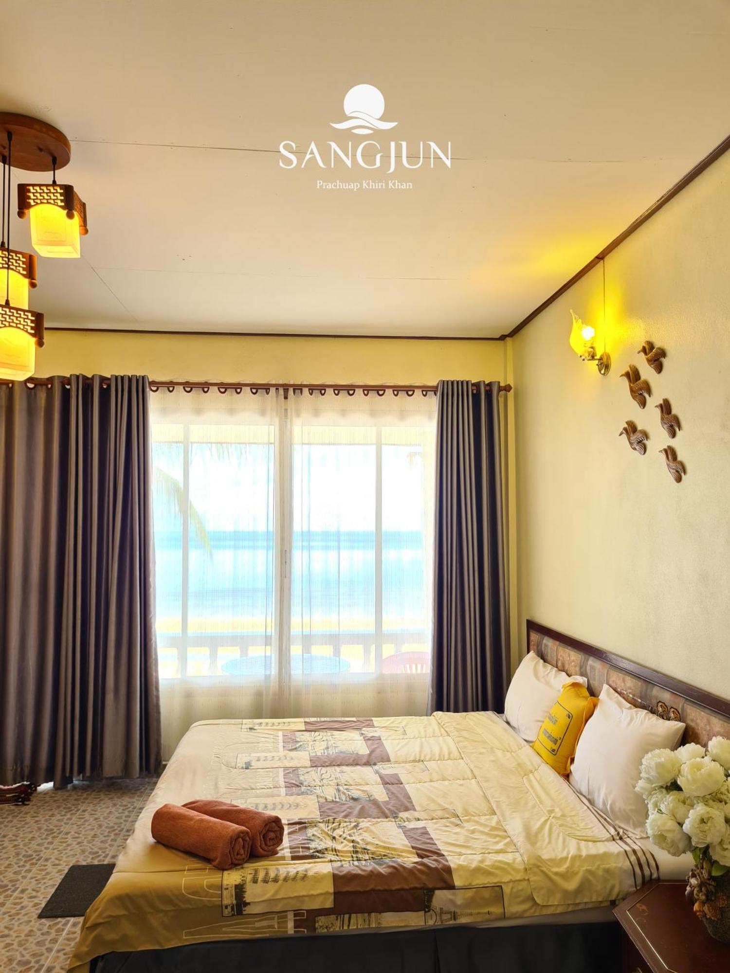 Sangjun On Beach Resort Bang Saphan Exterior photo